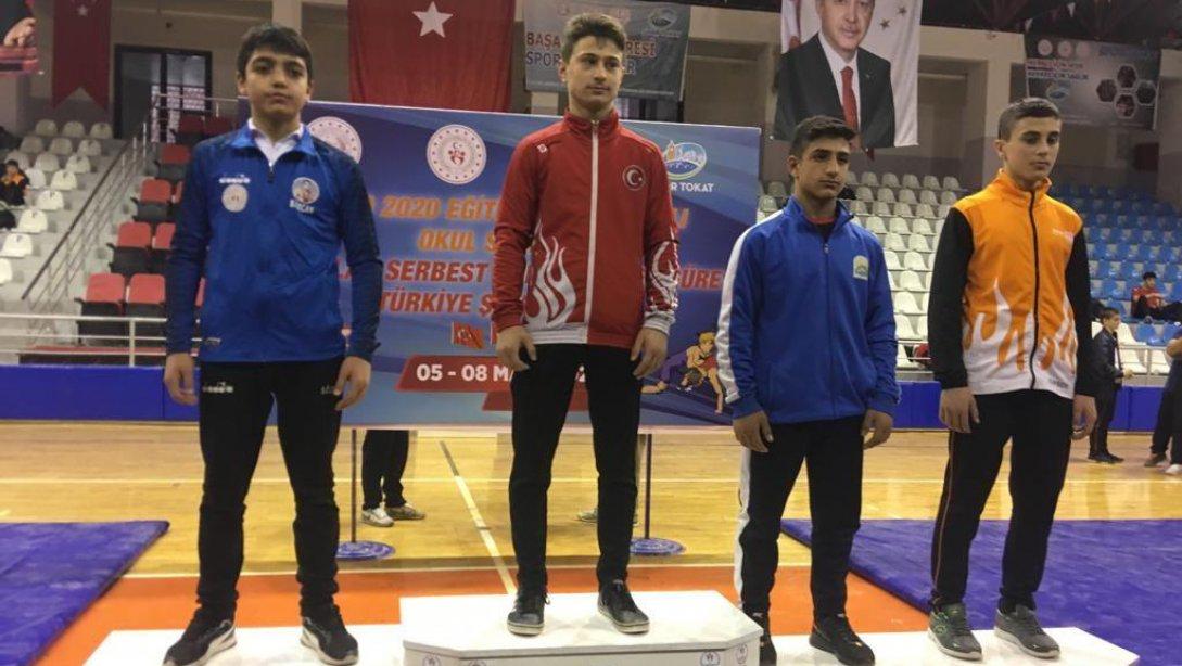 Tokat ilinde yapılan yıldızlar güreş birinciliği müsabakalarında Öğrencilerimiz Türkiye dereceleri elde ederek başarı göstermişlerdir.