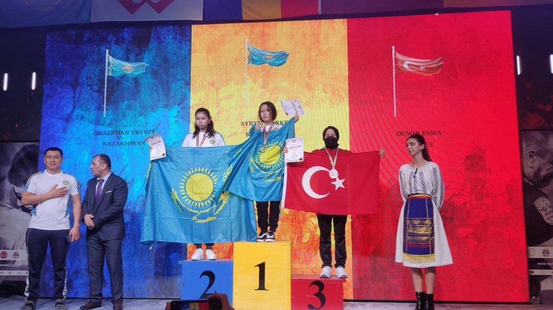 Romanya'da Gerçekleştirilen Bilek Güreşi Dünya Şampiyonası'nda Öğrencimiz Esra Demir Dünya 3.sü Oldu