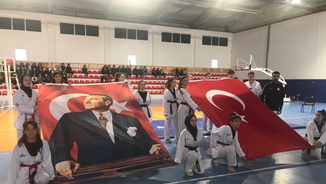 19 Mayıs Atatürk ü Anma Gençlik ve Spor Bayramı hava muhalefeti sebebiyle ilçemiz Yaşar Doğu kapalı spor salonunda kutlandı