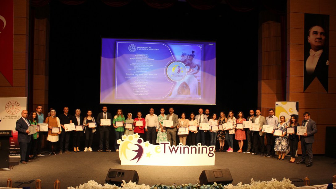 eTwinning Ödül Töreninde İlçemizden Ödül Alan Öğretmenlere Ödülleri Verildi.