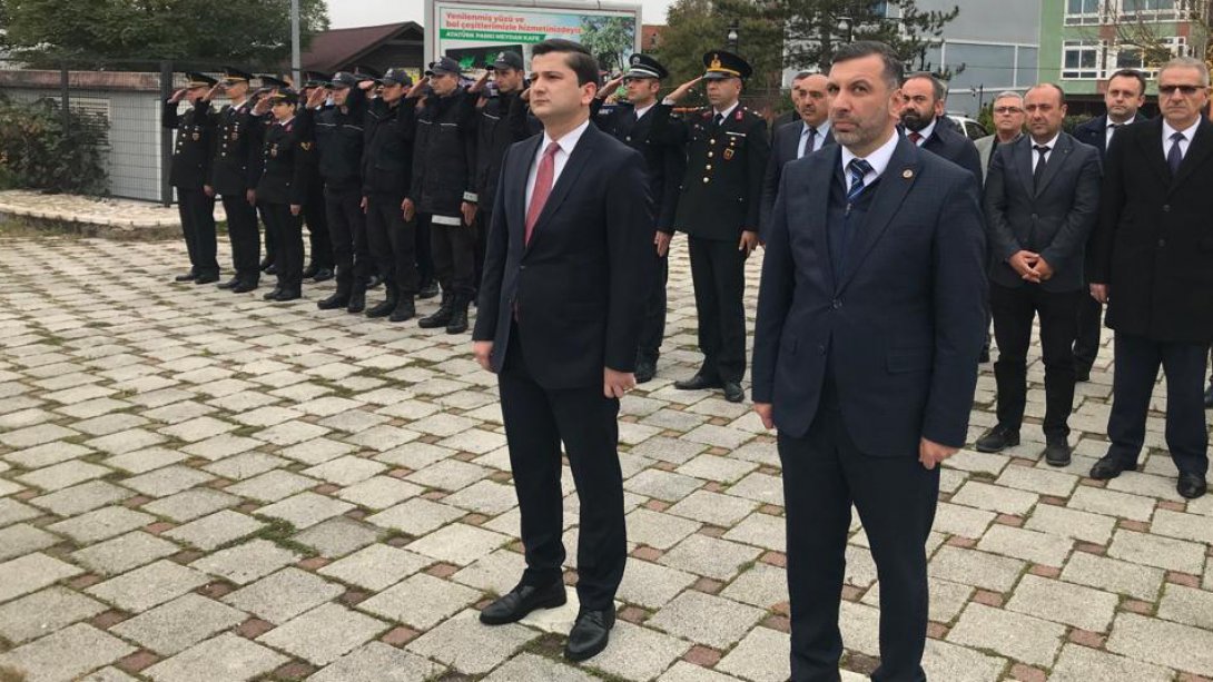 10 Kasım Atatürk Anıtına Çelenk Sunumu Gerçkleştirildi