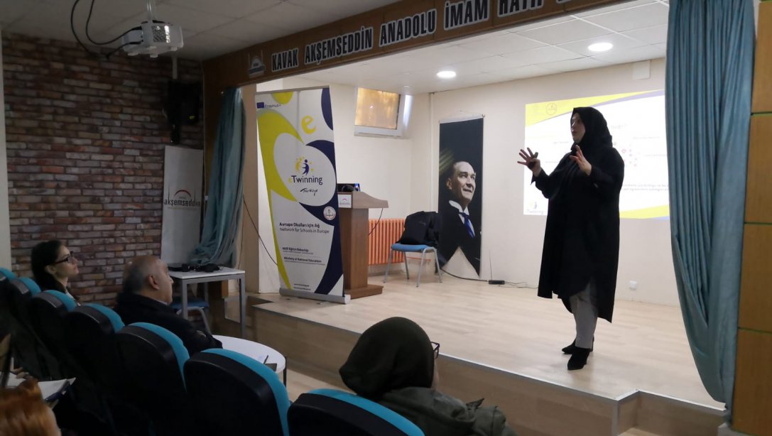 İlçemiz Akşemseddin Anadolu İmam Hatip Lisesi Konferans Salonunda eTwinning Bilgilendirme Toplantısı Gerçekleştirildi.